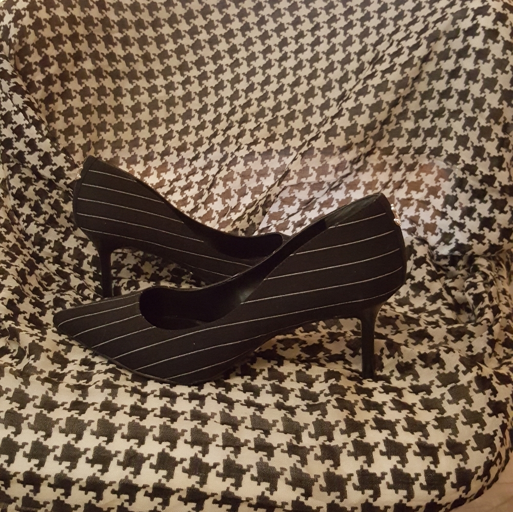 LRL , Blk/ Wht pinstripe pumps